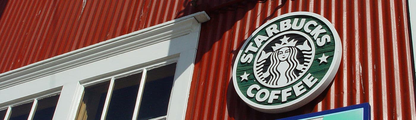 Gebäude mit Starbucks Logo